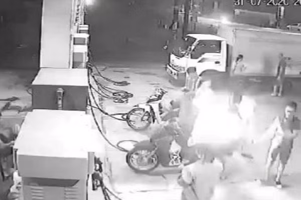 Video: Hut thuoc gay chay tai cay xang Me Linh, cong an vao cuoc