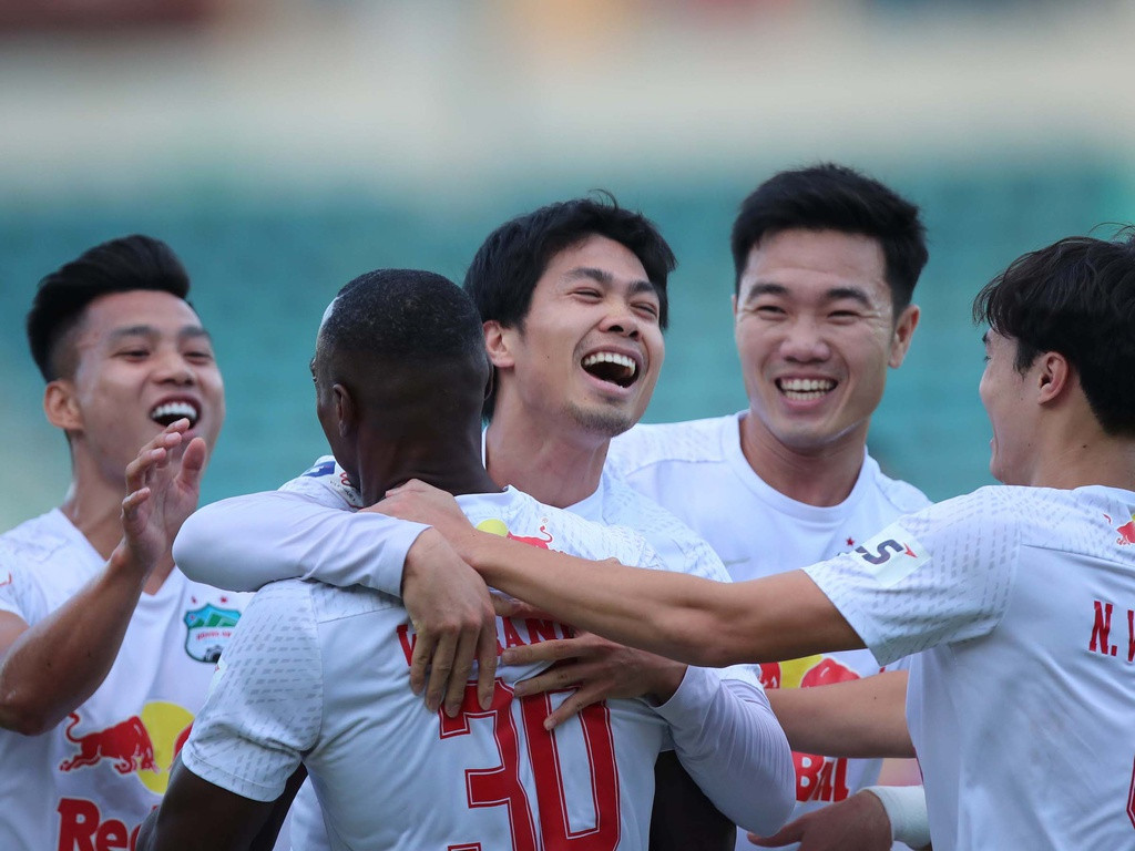 V League du kien lui den nam 2022, cuoc song 400 cau thu ai cuu?-Hinh-2