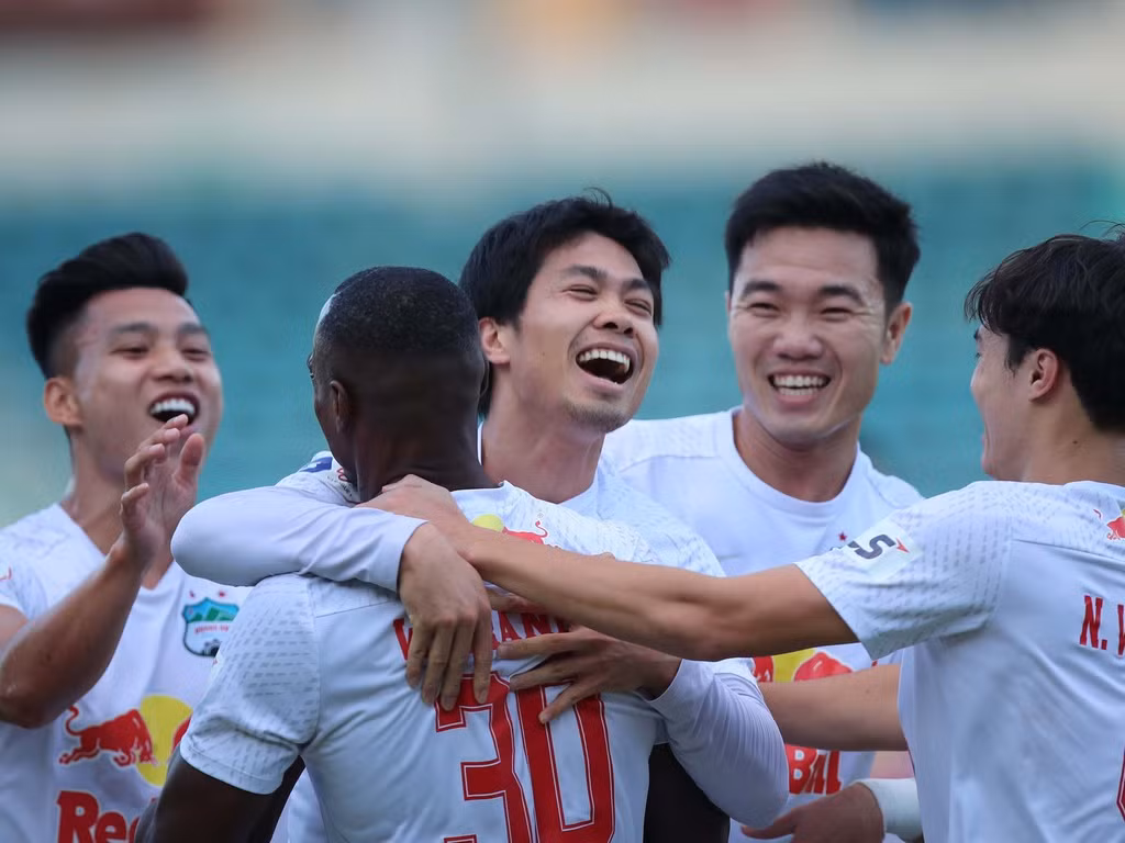 V League du kien lui den nam 2022, cuoc song 400 cau thu ai cuu?-Hinh-2