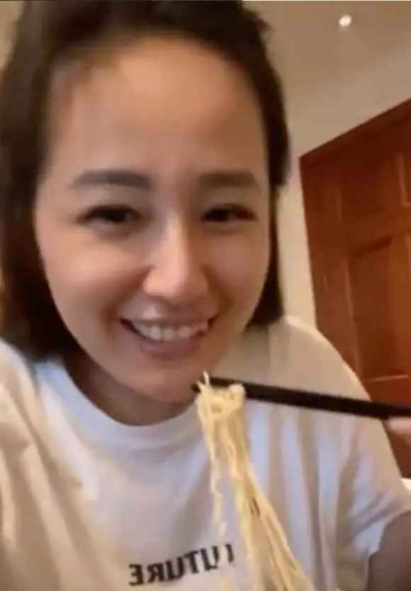 Trong clip lộ mặt mộc, làn da của Mai Phương Thúy trông cực mịn màng và không có dấu hiệu tuổi tác dù cô đã ở tuổi 35. Nàng hậu xõa tóc bồng bềnh càng làm tăng thêm sự tự nhiên mượt mà.