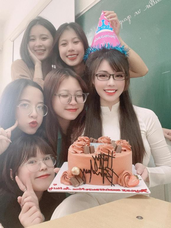 Ngày sinh nhật, hot girl Âu Hà My nhắn nhủ đến chính mình: "Chúc cô gái sinh nhật vui vẻ. Chúc em bước sang tuổi mới trưởng thành hơn, mạnh mẽ hơn, thành công hơn và luôn hạnh phúc bên những người mình yêu thương".