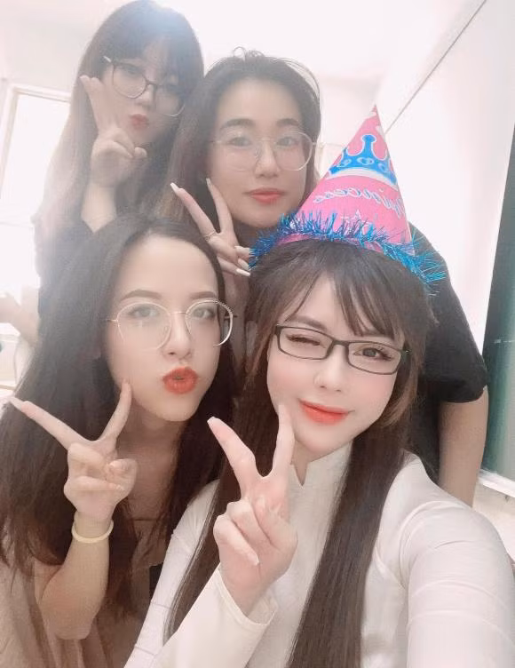 Chung ảnh với những sinh viên của mình, nhan sắc của Âu Hà My được khen hết lời.