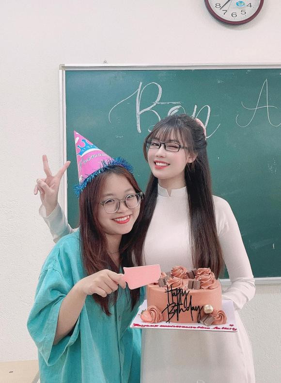 Diện áo dài trắng, giảng viên hack tuổi trông trẻ trung như nữ sinh.