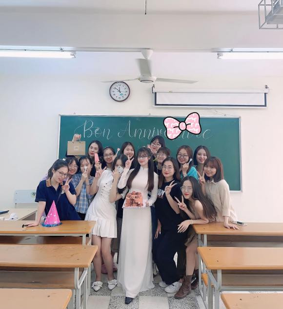 Âu Hà My đón sinh nhật bên các học trò thân yêu.