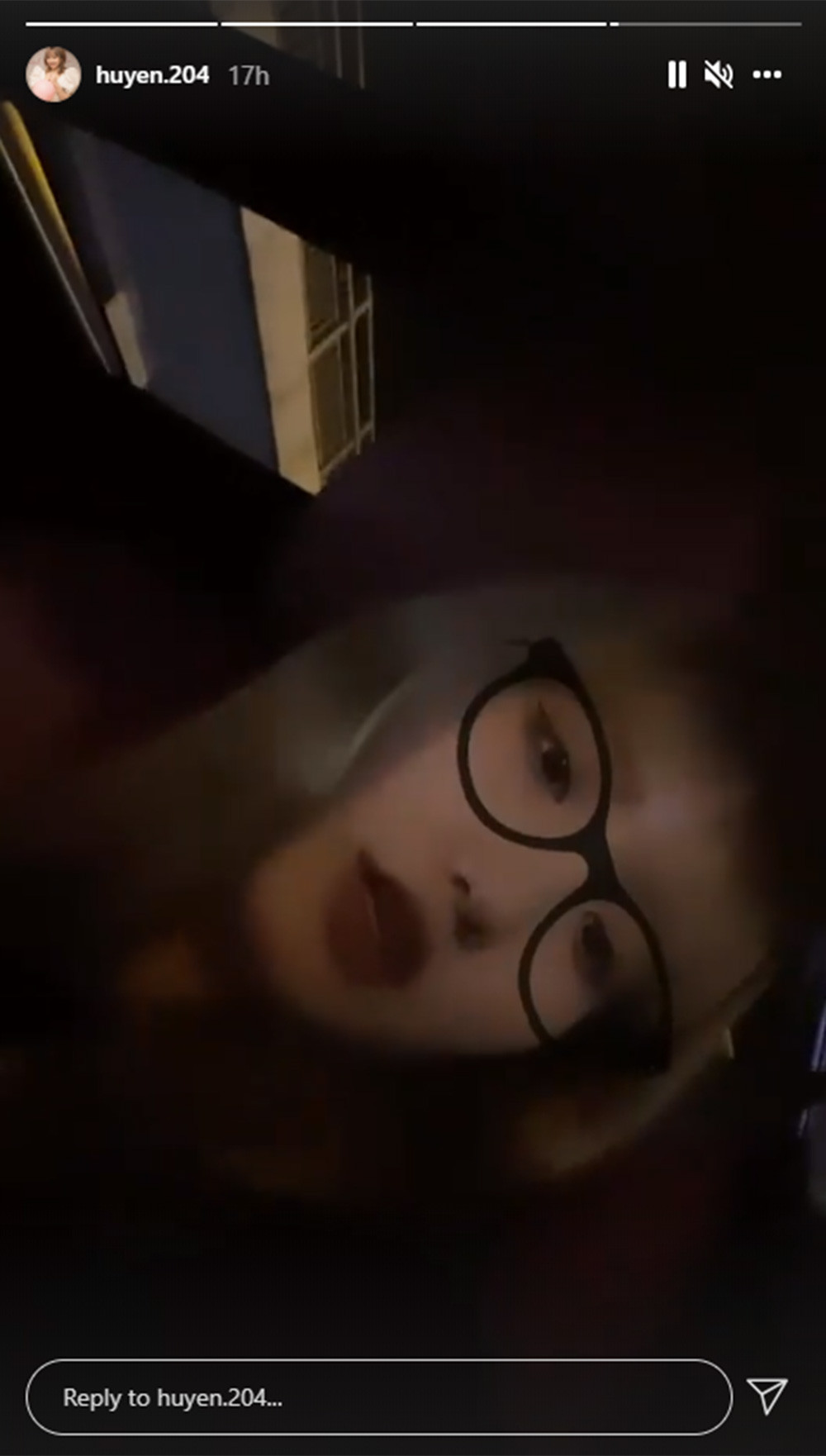 Chưa hết, Khánh Huyền còn chia sẻ một đoạn video đang ngồi trên xe hơi và "feel the beat". Chi tiết này cũng một lần nữa bị các 'thánh soi' phát hiện ra điểm trùng hợp.