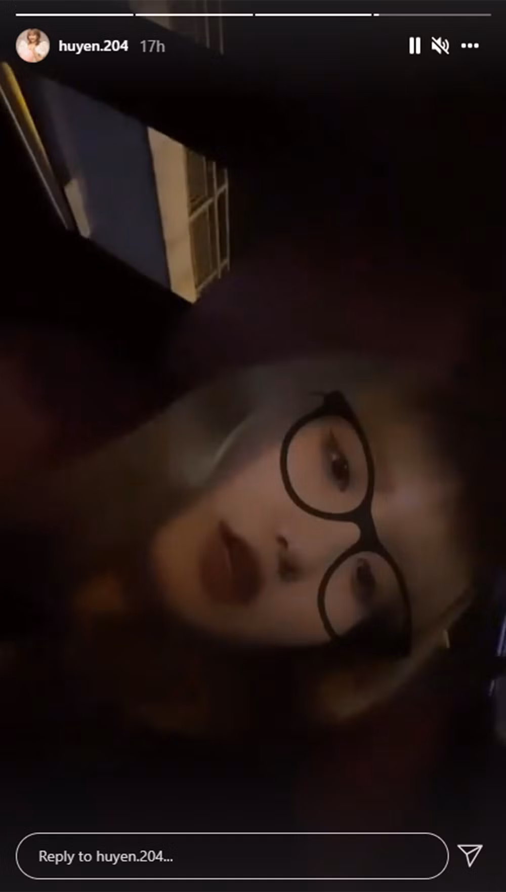 Chưa hết, Khánh Huyền còn chia sẻ một đoạn video đang ngồi trên xe hơi và "feel the beat". Chi tiết này cũng một lần nữa bị các 'thánh soi' phát hiện ra điểm trùng hợp.