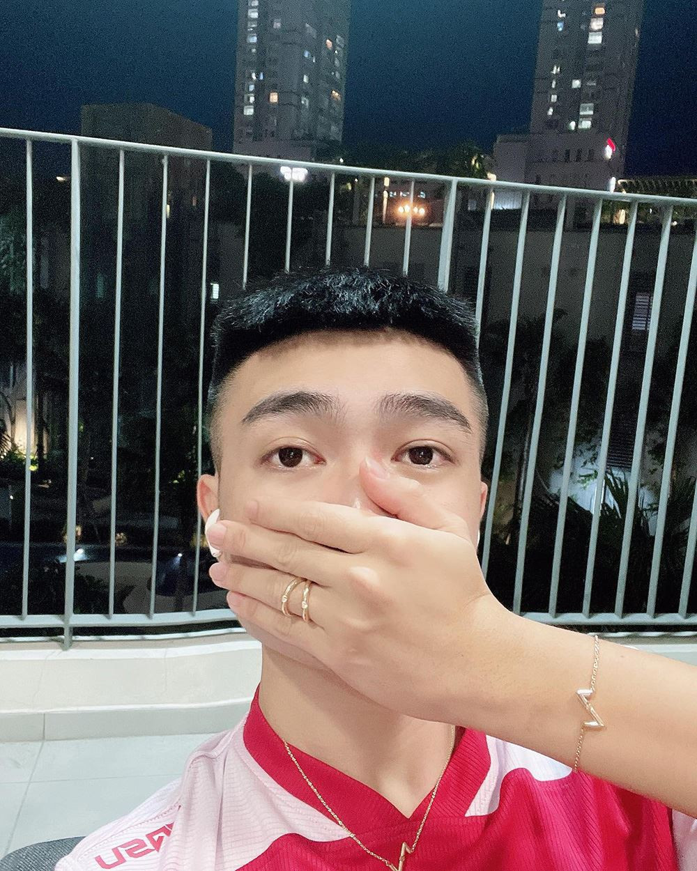 Trong bức ảnh, Bụt cũng ôm một cô gái và quay lưng về phía màn hình, trong khi cô gái có mái tóc vàng đang "selfie" bằng điện thoại.