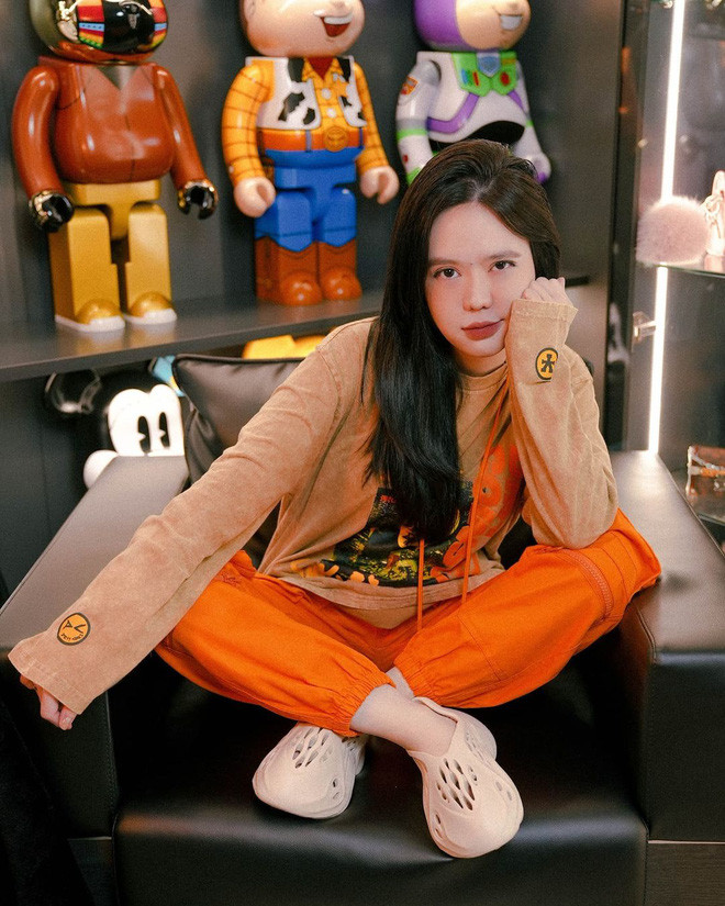 Vợ chồng con dâu ông trùm điện tử Sài Gòn là Vân Tiny và Fabo Nguyễn là một trong những hot couple luôn nhận được sự quan tâm của dân mạng. Nếu chàng là tay chơi đồ hiệu khét tiếng thì nàng là cựu hot girl, xinh đẹp và giỏi giang có thừa.