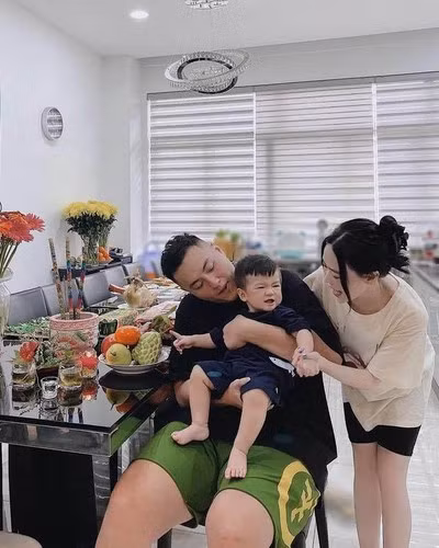 Fabo Nguyễn cũng dành rất nhiều thời gian chăm sóc Corbin phụ Vân Tiny