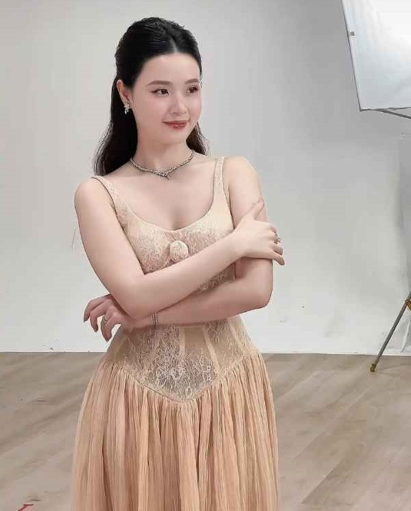 Thiết kế được Midu diện được thiết kế theo form dáng ôm sát, định hình vòng eo nhỏ xíu, không chút mỡ thừa.