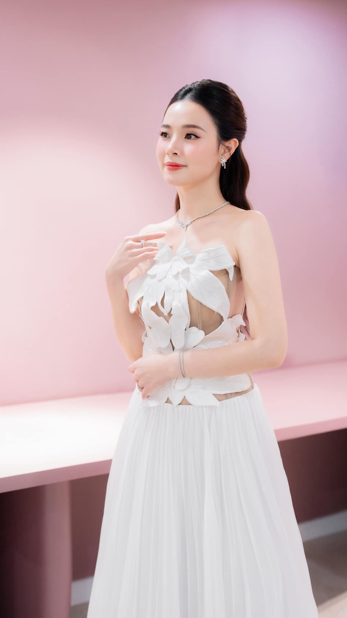 Đây cũng là lần hiếm hoi Midu diện đồ gợi cảm sau khi kết hôn với chồng thiếu gia. Trước đó, cô thường có xu hướng diện những thiết kế váy áo mang đậm hơi thở thanh lịch, sang trọng.