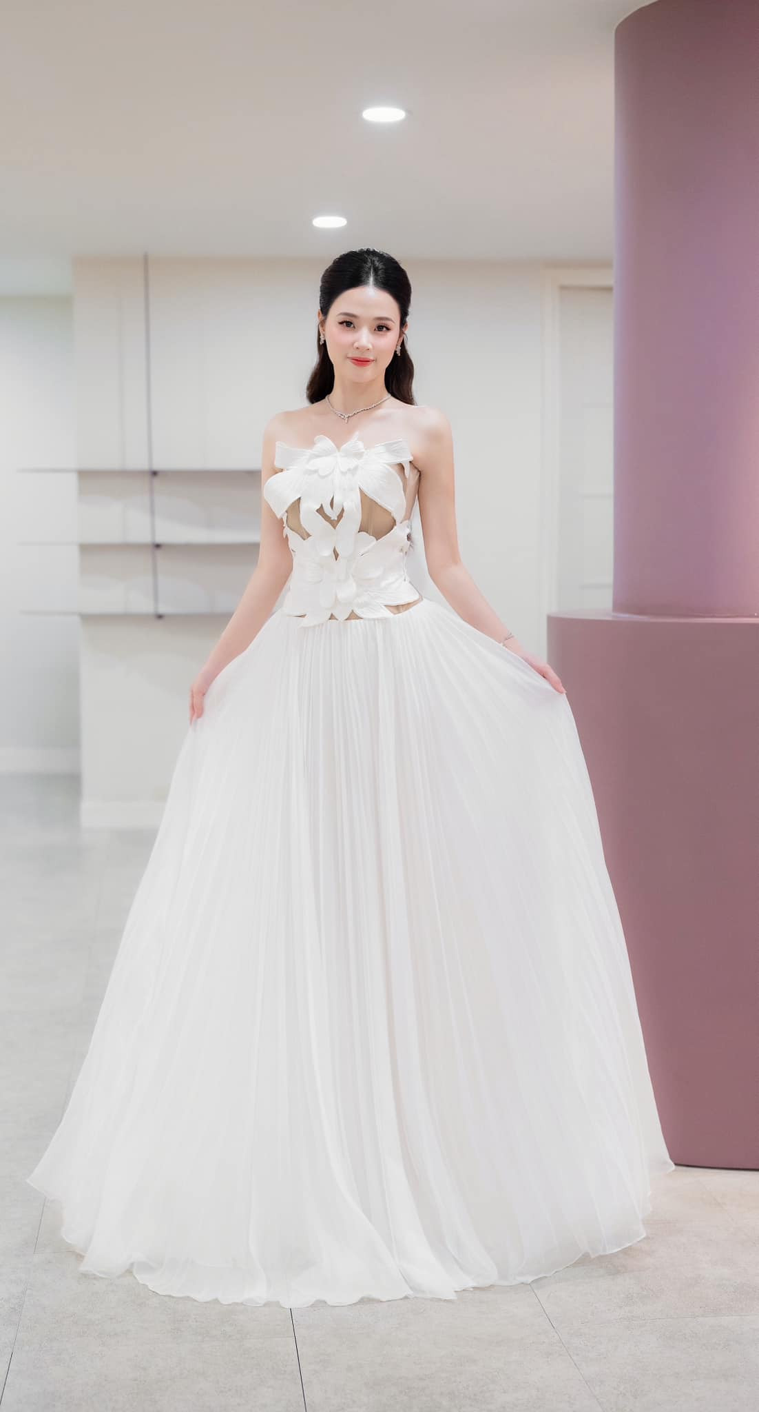 Ngoài việc o ép, khoe khéo vòng một đẫy đà, chi tiết này còn phần nào giúp Midu để lộ lấp ló da thịt, tăng độ quyến rũ.