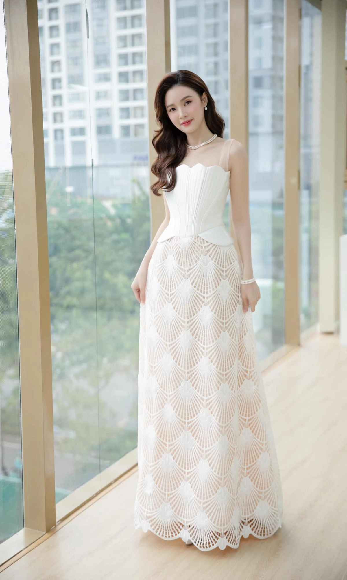 Không những vậy, phần áo corset còn được tạo điểm nhấn bằng đường khoét sâu và chất liệu ren, xuyên thấu mang chức năng 2 trong 1.