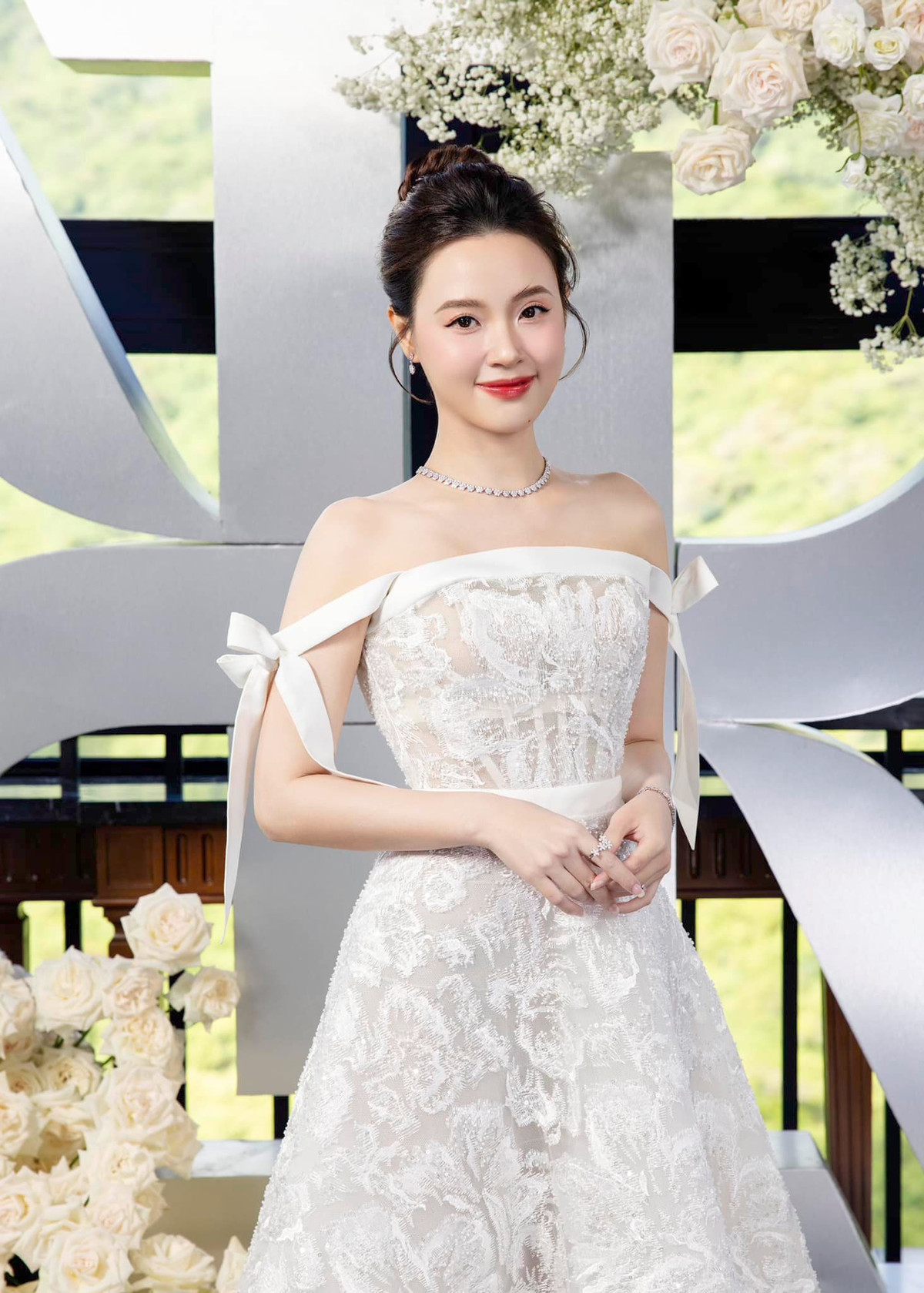 Không ít lần, Midu khoác lên người những item mang form dáng rộng, che kín vóc dáng.