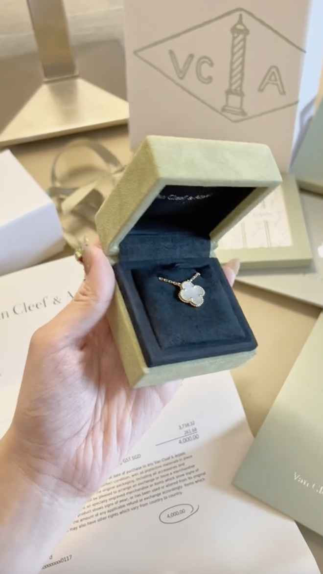 Ngoài ý kiến về số tiền lớn mà Chao đã chi cho dịp Tết năm nay, nhiều người còn để ý đến việc cô nàng không quên mua sắm cho mọi người trong gia đình.