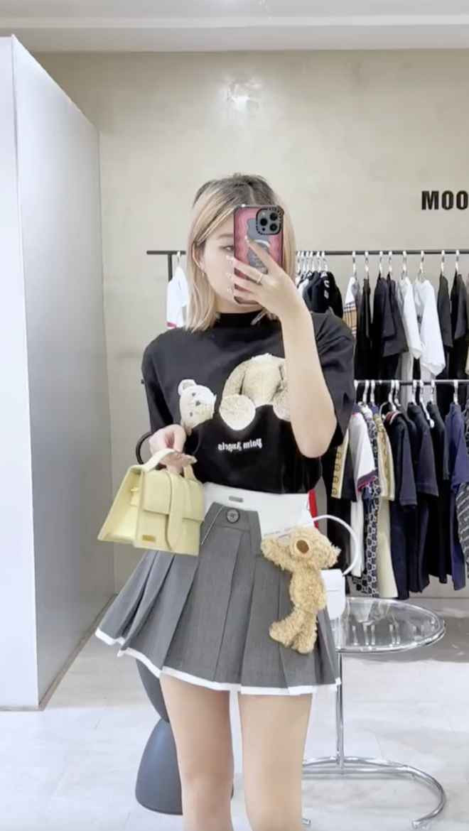 Mới đây, Chao đã về Việt Nam cách đây không lâu, đang rục rịch mua sắm Tết. Như mọi khi, TikToker này tiếp tục thu hút sự chú ý của cộng đồng mạng với những pha chi tiêu mạnh tay nhân dịp năm mới.