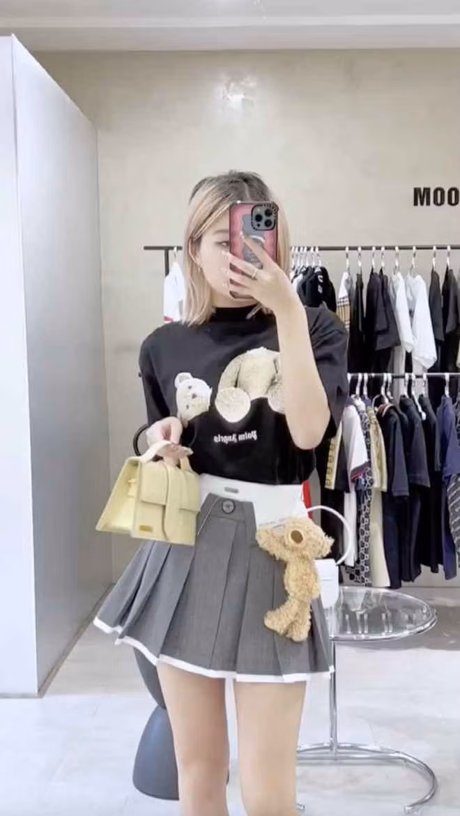 Mới đây, Chao đã về Việt Nam cách đây không lâu, đang rục rịch mua sắm Tết. Như mọi khi, TikToker này tiếp tục thu hút sự chú ý của cộng đồng mạng với những pha chi tiêu mạnh tay nhân dịp năm mới.