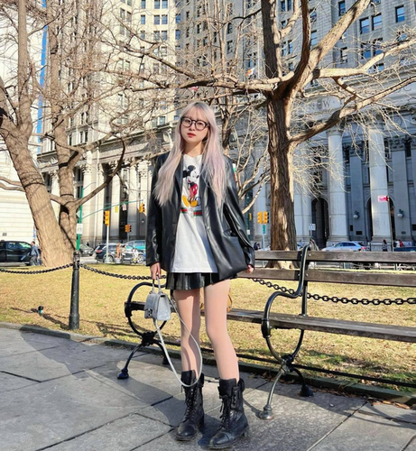 Khi một dân mạng hỏi "Chao làm gì mà giàu thế nhỉ?", nữ TikToker cho biết mình đang làm nhiều công việc một lúc, gồm sáng tạo nội dung trên MXH, kinh doanh và đối tác của các nhãn hàng.