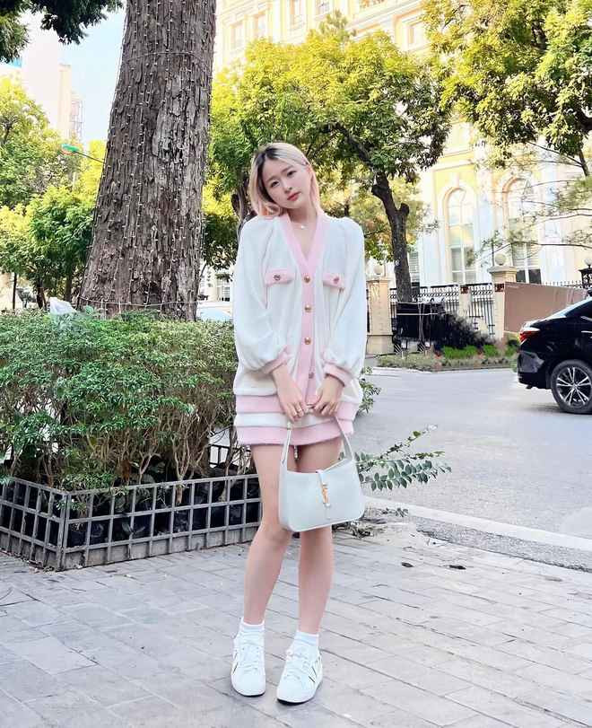 Nhiều người trẻ đang sinh sống và làm việc ở nước ngoài sắp xếp mọi thứ, nhanh chóng về nước trong thời gian này để kịp đón Tết với gia đình. Hot girl TikTok Chao (Nguyễn Châu Anh, sinh năm 2003, du học sinh Mỹ) cũng thuộc nhóm này.