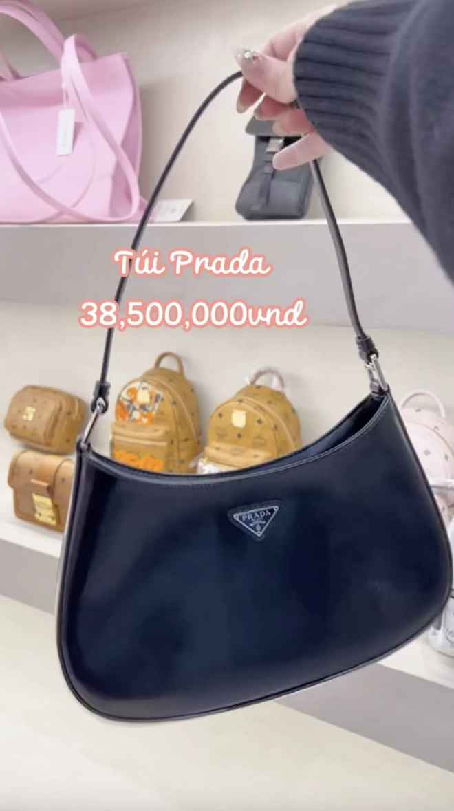 Trong đó đắt nhất là chiếc túi Prada mà Chao mua cho mẹ có giá 38,5 triệu đồng. Tổng chi phí cho một buổi shopping của cô bạn là 106,4 triệu đồng.