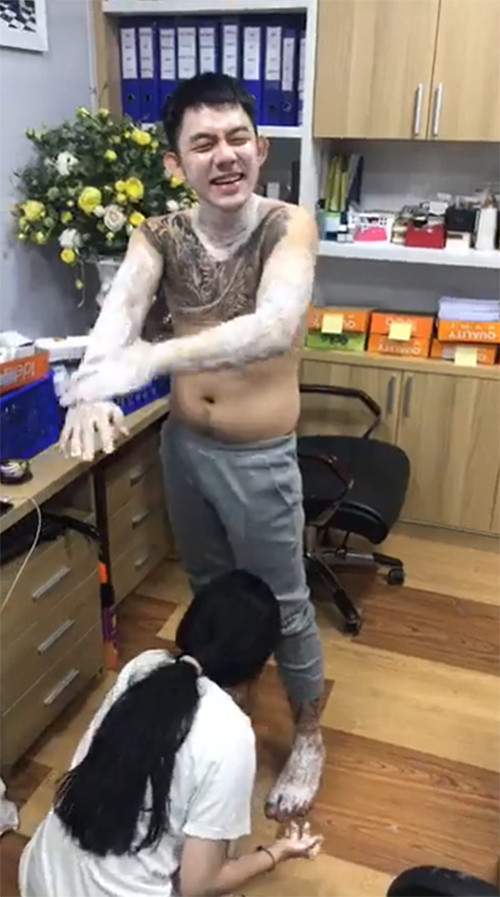 Mới đây, những bức ảnh của CEO Tống Đông Khuê lộ body trong clip trải nghiệm sản phẩm tắm trắng khiến nhiều người ngạc nhiên.