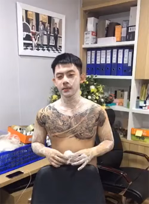 Hiện tại, vẫn chưa xác định được thời điểm xuất hiện chính xác của đoạn clip lộ body của CEO "Người ấy là ai". Tuy nhiên, sức hút và sự lan truyền của đoạn nó thuộc hàng "khủng" trên mạng xã hội.