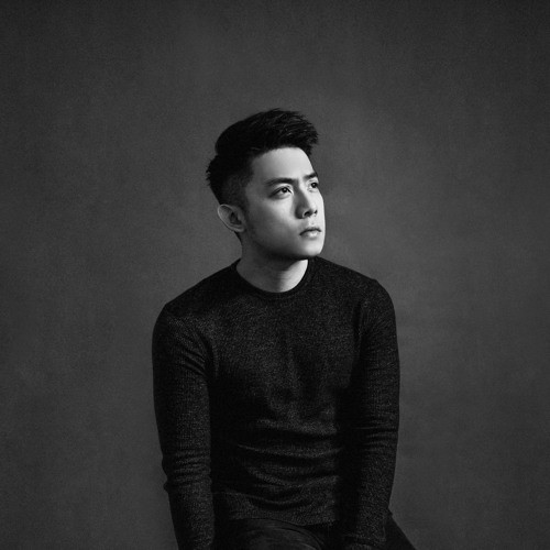 Ngoài ra, việc liên tục update bên siêu xe, cuộc sống sang chảnh khiến Tống Đông Khuê bị gán mác khoe của, làm màu thái quá.