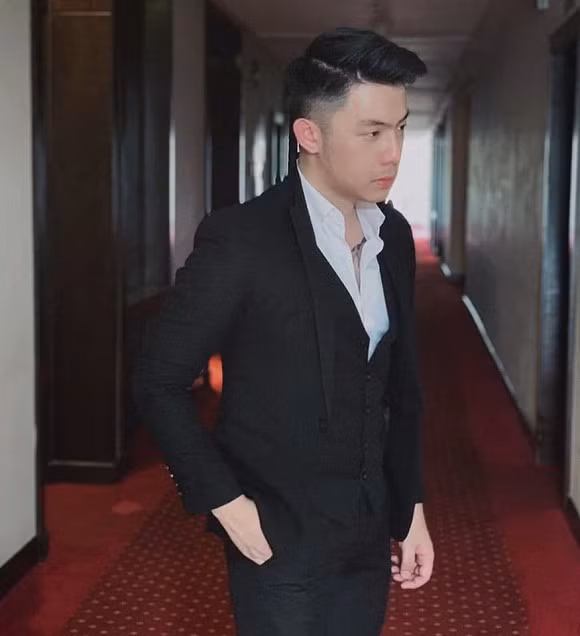 Bên cạnh đó, Tống Đông Khuê còn có những clip nhạy cảm, clip lái xe bằng 1 tay, vừa không thắt dây an toàn vừa sờ đùi bạn gái… gây nhiều tranh cãi.