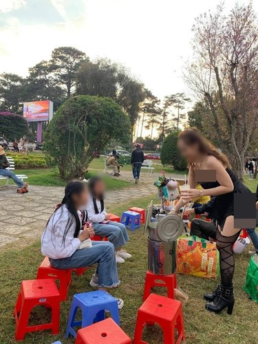 Trong ảnh, cô gái này diện bộ váy cúp ngực ngắn cũn cỡn cùng đôi tất lưới "nóng bỏng" đứng bán sữa đậu nành. Đa số cư dân mạng đều có những ý kiến nhận xét trái chiều xung quanh sự việc này.