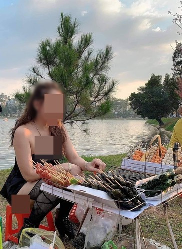 Trước đó, ngay tại Việt Nam mà cụ thể là Đà Lạt, hình ảnh về một cô gái bán sữa đậu nành với trang phục siêu táo bạo nhận về không ít sự quan tâm từ đông đảo dư luận.