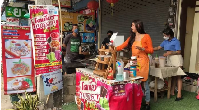 Theo đó, chẳng hiểu ai đã báo cáo cảnh sát về cách ăn mặc hở hang câu khách của Olive khiến cô đã phải lên giải trình vào hôm trước, sau đó bị cảnh cáo phải tuân thủ các quy định vệ sinh an toàn thực phẩm cũng như tôn trọng văn hóa của thành phố.