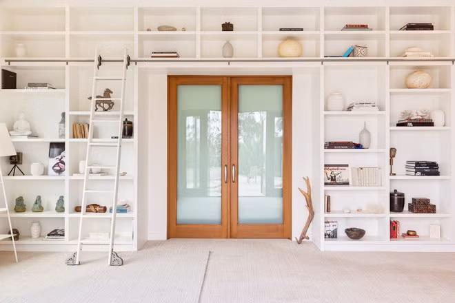 Căn nhà còn có một gian phòng trưng bày tác phẩm nghệ thuật yêu thích của anh em nhà Hemsworth. Ảnh: The Agency.