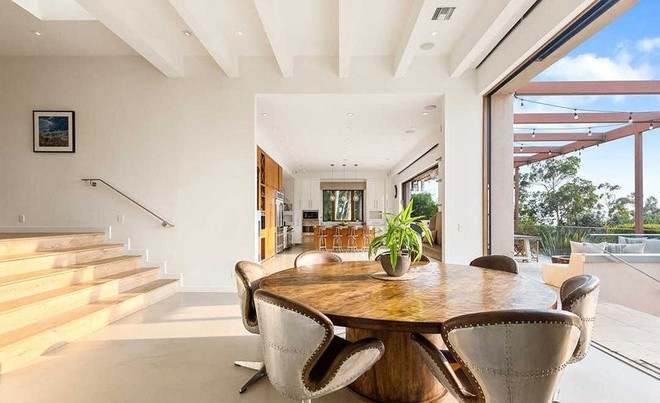 Trần nhà được thiết kế cao giúp ngôi nhà thêm sáng sủa và thoáng mát. Nột thất gỗ sáng màu và đá cẩm thạch tạo cảm giác sang trọng, tinh tế. Ảnh: Alexis Adam.