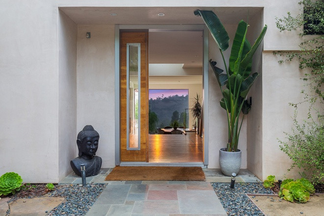 Biệt thự rộng 428 m2, gồm bốn phòng ngủ và bốn phòng tắm, sân lớn và khu ăn uống ngoài trời. Gia đình tài tử Thor quyết định rao bán căn nhà với giá 4,9 triệu USD thông qua hãng môi giới bất động sản The Agency. Ảnh: The Agency.