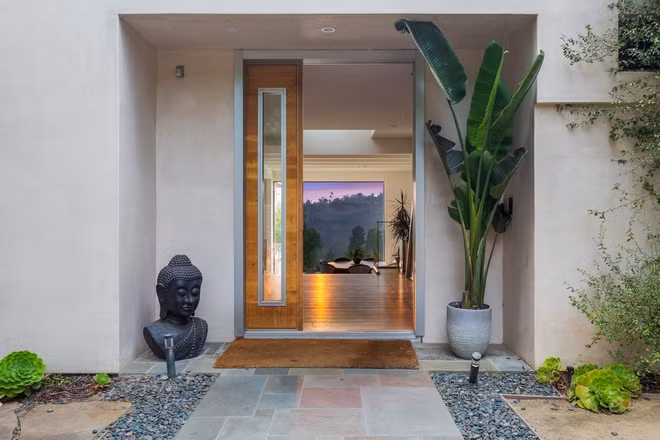 Biệt thự rộng 428 m2, gồm bốn phòng ngủ và bốn phòng tắm, sân lớn và khu ăn uống ngoài trời. Gia đình tài tử Thor quyết định rao bán căn nhà với giá 4,9 triệu USD thông qua hãng môi giới bất động sản The Agency. Ảnh: The Agency.