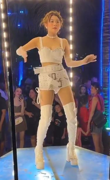 Nhờ ngoại hình xinh xắn và hấp dẫn, Quỳnh Nga cũng là nữ dancer sở hữu nhiều clip ghi hình nhảy ở Hạ Long nhất trên MXH TikTok hiện nay. Nữ vũ công thể hiện những bước nhảy điêu luyện và cực cuốn trước hàng trăm khán giả, nhận được sự cổ vũ nhiệt tình.