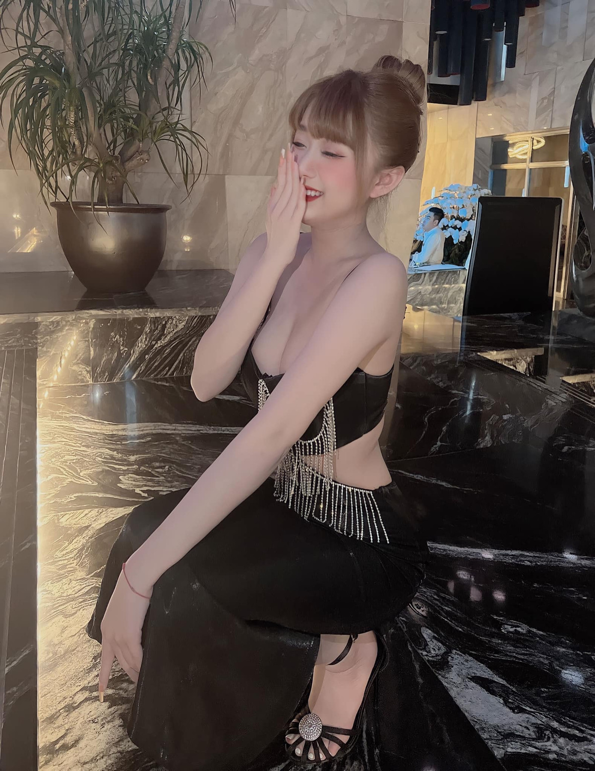 Không chỉ diện những món đồ quyến rũ khi biểu diễn, Quỳnh Nga cũng không hề ngần ngại khoe vóc dáng nóng bỏng của mình trên trang cá nhân.