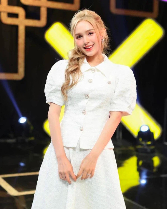 Là vợ "streamer giàu nhất Việt Nam", nhưng ở tuổi 20, Xoài Non vẫn tích cực kiếm tiền bằng cách "lấn sân" sang nhiều lĩnh vực như diễn viên, kinh doanh. Chính vì thế, cô được khán giả ngợi khen là đa tài, có thể thích ứng và phát triển sự nghiệp ở nhiều lĩnh vực khác nhau.