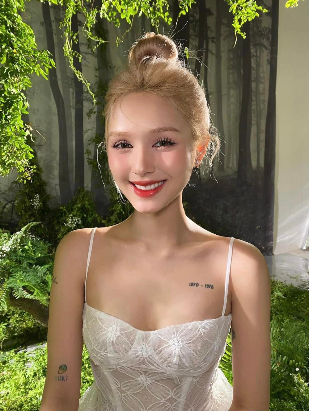 Xoài Non tên thật là Phạm Thùy Trang. Cô sinh năm 2002 được biết đến là một hotgirl đình đám trên mạng xã hội.