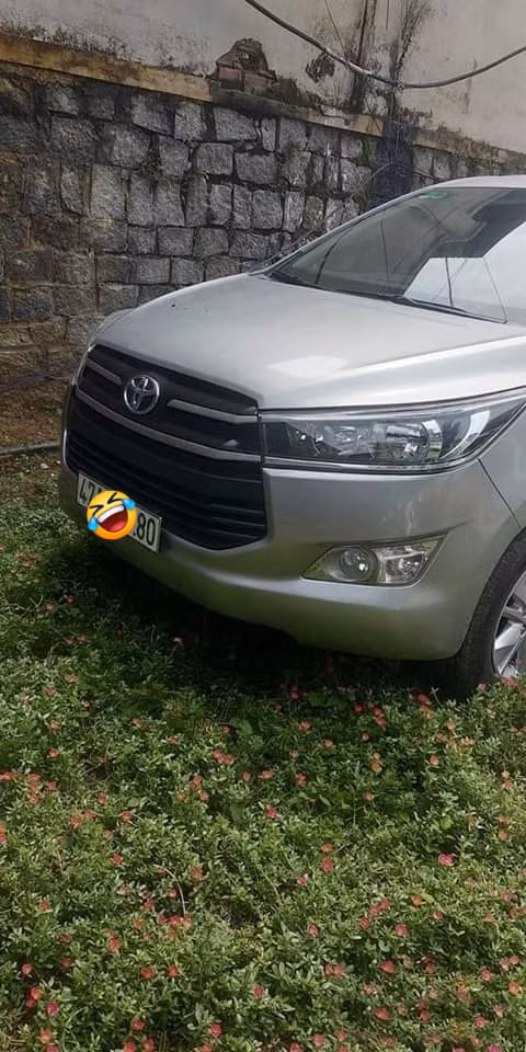 Mới đây, một chủ ô tô chỉ vì chọn chỗ đỗ mà gây ra hành động phá hoại khiến ai nấy đều giận dữ khi biết được. Theo đó, chẳng hiểu thể nào mà chủ ô tô này lao vào một vườn hoa. Bánh xe đã làm nát kha khá hoa khiến cho chủ nhân của chúng vô cùng bức xúc.