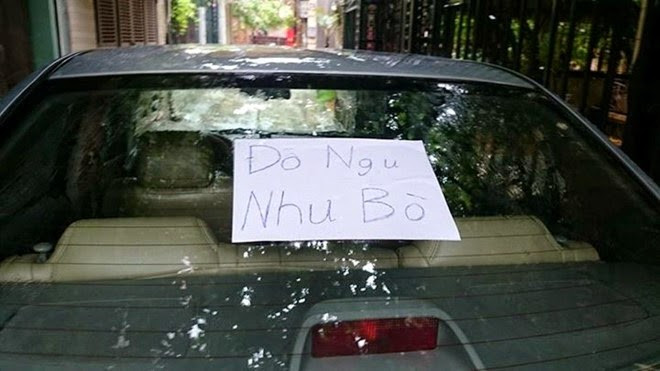 Những mảnh giấy dán trên kính xe là hình phạt nhẹ nhàng nhất dành cho các chủ xe đỗ ngang trái.