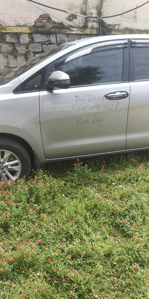 Câu chuyện những trường hợp đỗ xe vô ý thức xuất hiện rất nhiều trên mạng xã hội. Nhiều lần các gia đình không thể mở cửa nhà, không thể mở cửa hàng kinh doanh chỉ vì ngay trước đó là xe ô tô người khác đỗ chình ình.