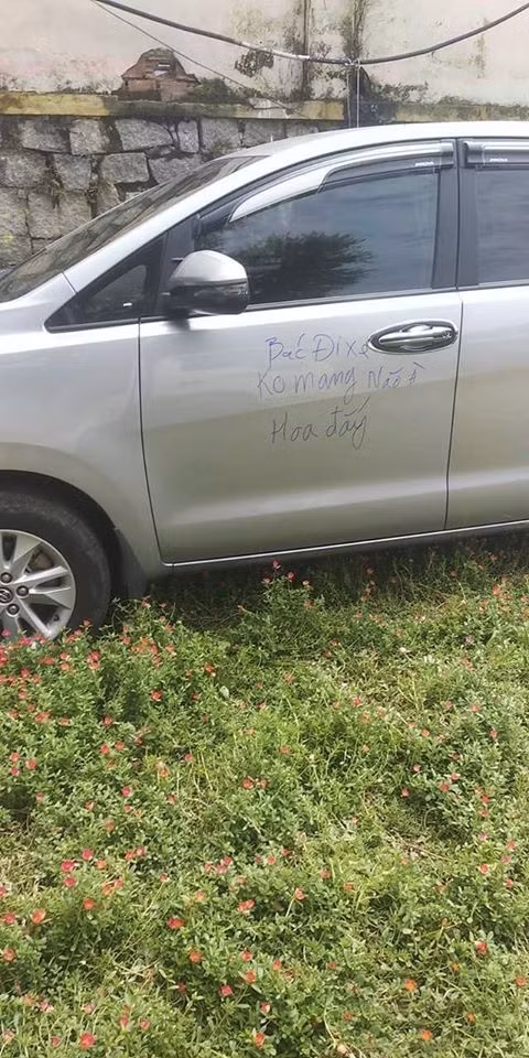 Câu chuyện những trường hợp đỗ xe vô ý thức xuất hiện rất nhiều trên mạng xã hội. Nhiều lần các gia đình không thể mở cửa nhà, không thể mở cửa hàng kinh doanh chỉ vì ngay trước đó là xe ô tô người khác đỗ chình ình.