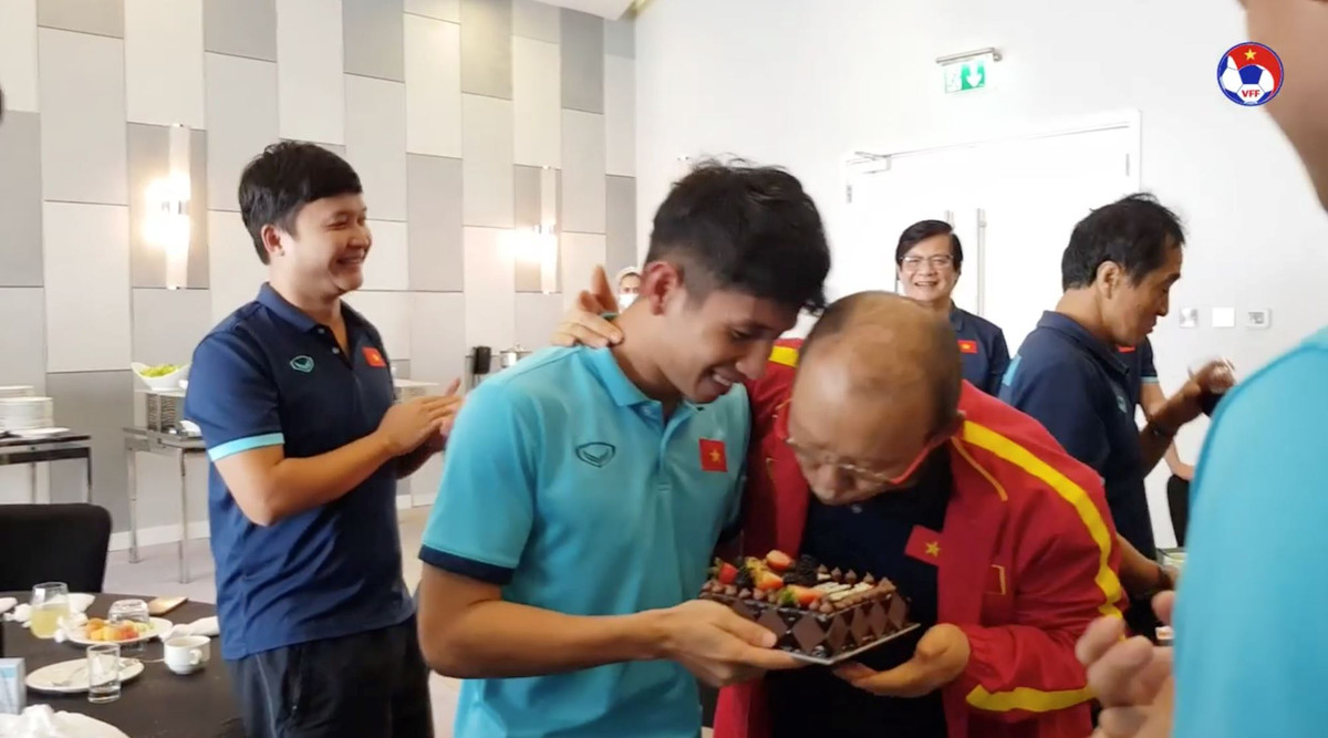 Vào đúng ngày sinh nhật của mình, chàng cầu thủ đội tuyển Việt Nam đã được BHL và các đồng đội tổ chức một bữa tiệc sinh nhật nhỏ.