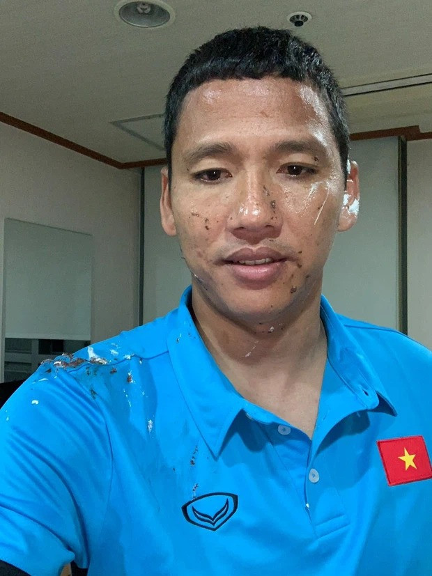 Điển hình phải kể đến 'quàng tử" Đức Huy và "lão tướng" Anh Đứcđều là những nạn nhân của thầy Park với khuôn mặt dính đầy bánh kem.