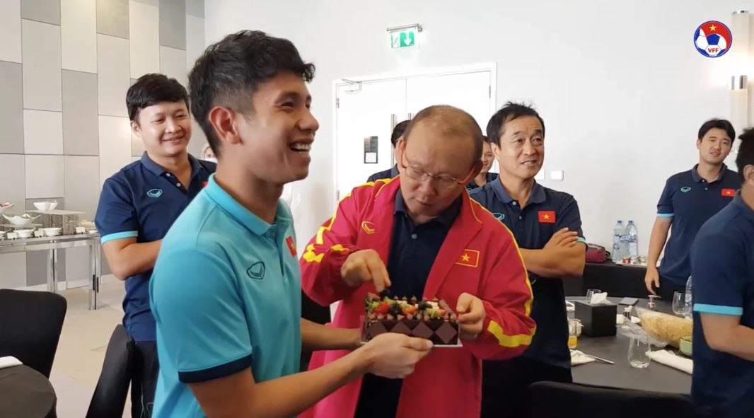 Ngày hôm qua (13/6) có lẽ là một ngày hạnh phúc với tiền vệ đội tuyển Việt Nam - Nguyễn Phong Hồng Duy khi anh được đón tuổi mới bên đồng đội tại UAE trong giải đấu Vòng loại World Cup 2022.