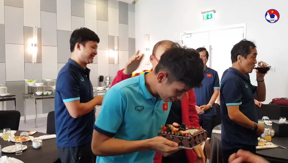 Vẫn như mọi lần, đích thân HLV Park Hang Seo tham gia vào công cuộc "troll" học trò bằng việc đợi Hồng Duy thổi bánh sinh nhật xong sẽ lập tức úp mặt chàng cầu thủ Việt Nam vào.