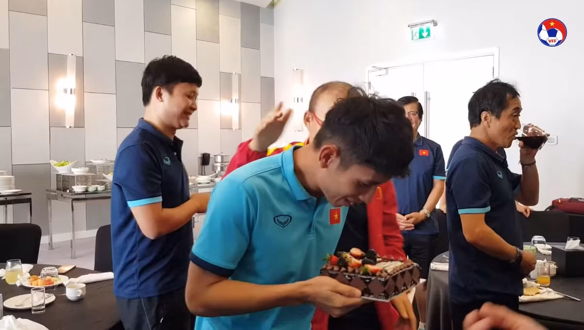 Vẫn như mọi lần, đích thân HLV Park Hang Seo tham gia vào công cuộc "troll" học trò bằng việc đợi Hồng Duy thổi bánh sinh nhật xong sẽ lập tức úp mặt chàng cầu thủ Việt Nam vào.