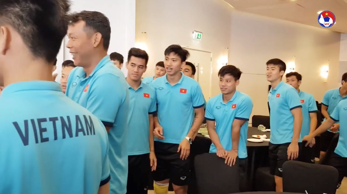 Dù Quế Ngọc Hải và Thành Chung cùng hỗ trợ nhưng Hồng Duy vẫn né được kịp thời.