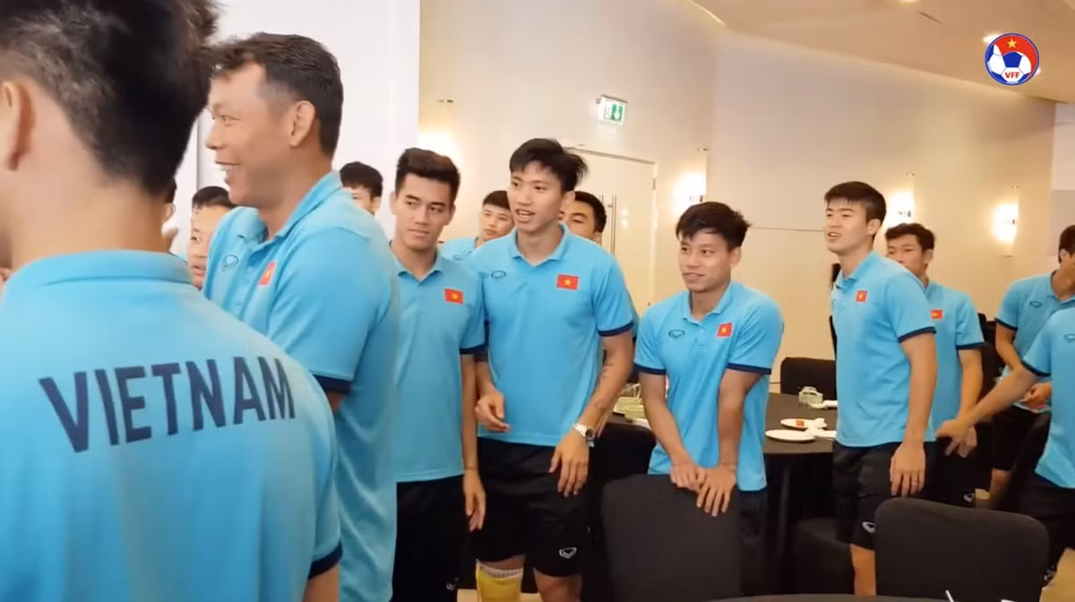 Dù Quế Ngọc Hải và Thành Chung cùng hỗ trợ nhưng Hồng Duy vẫn né được kịp thời.